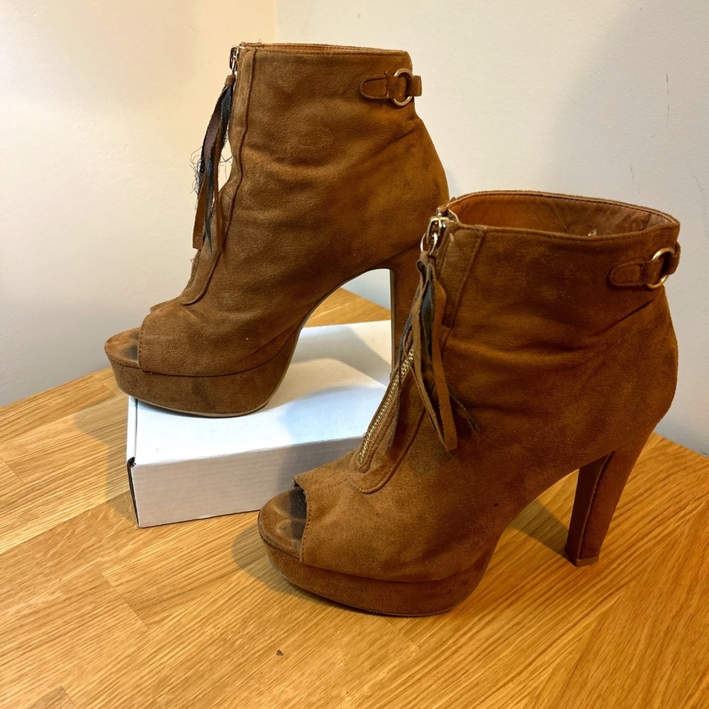 Wild Diva Lounge Boots Size 7.5 Heels Beige Khaki Woman's